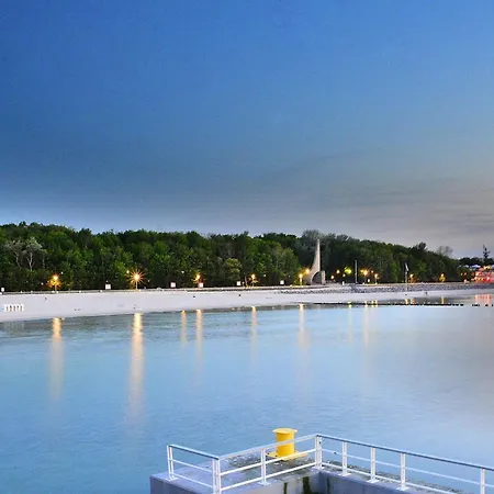 Large, Comfortable With A Terrace בית נופש *